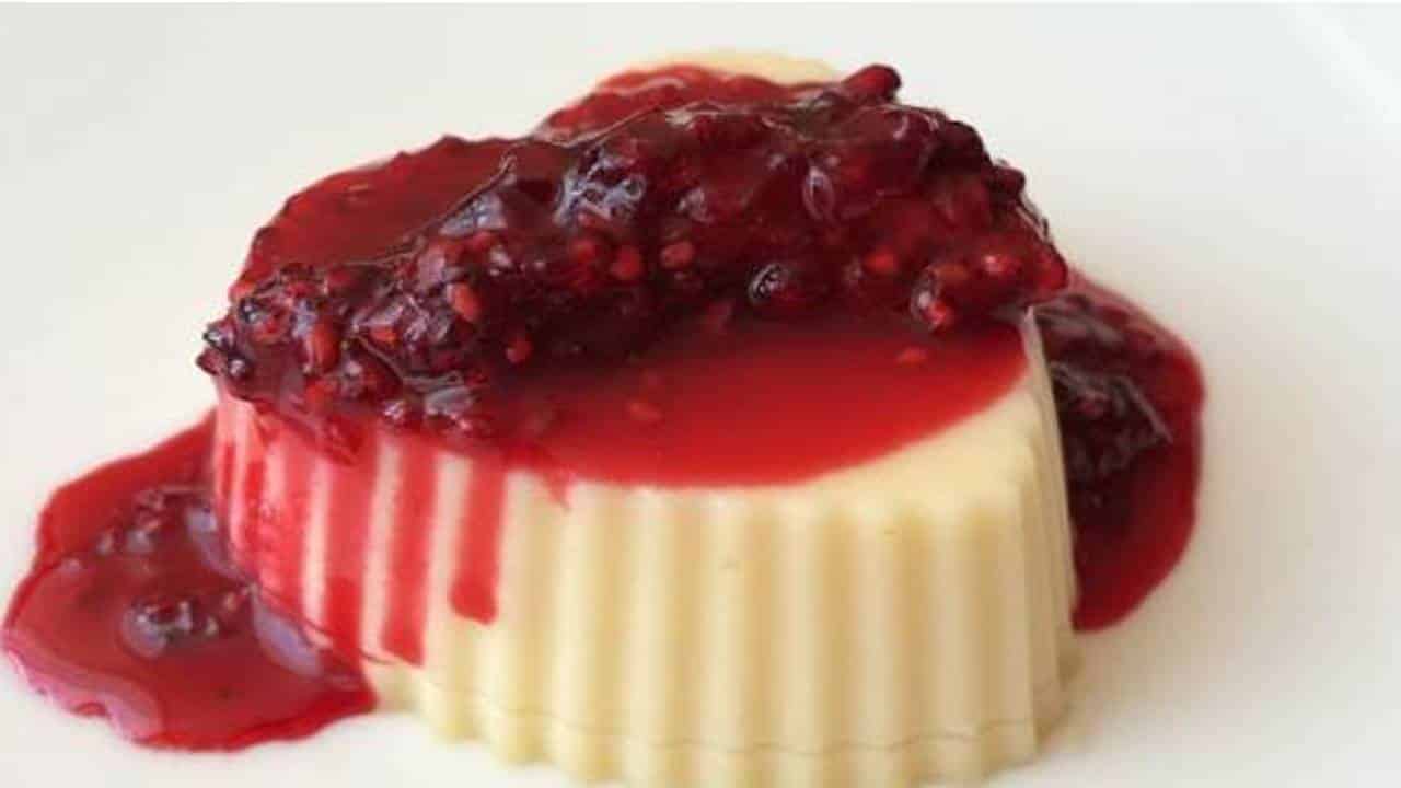 Panna Cotta com calda de amora: uma sobremesa fácil e deliciosa