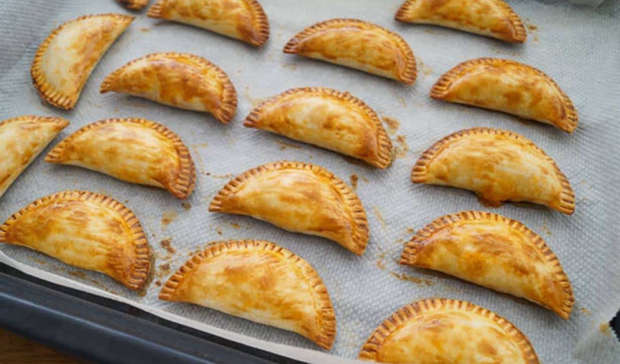 Receita fácil e rápida de pastéis de atum assados para o seu lanche