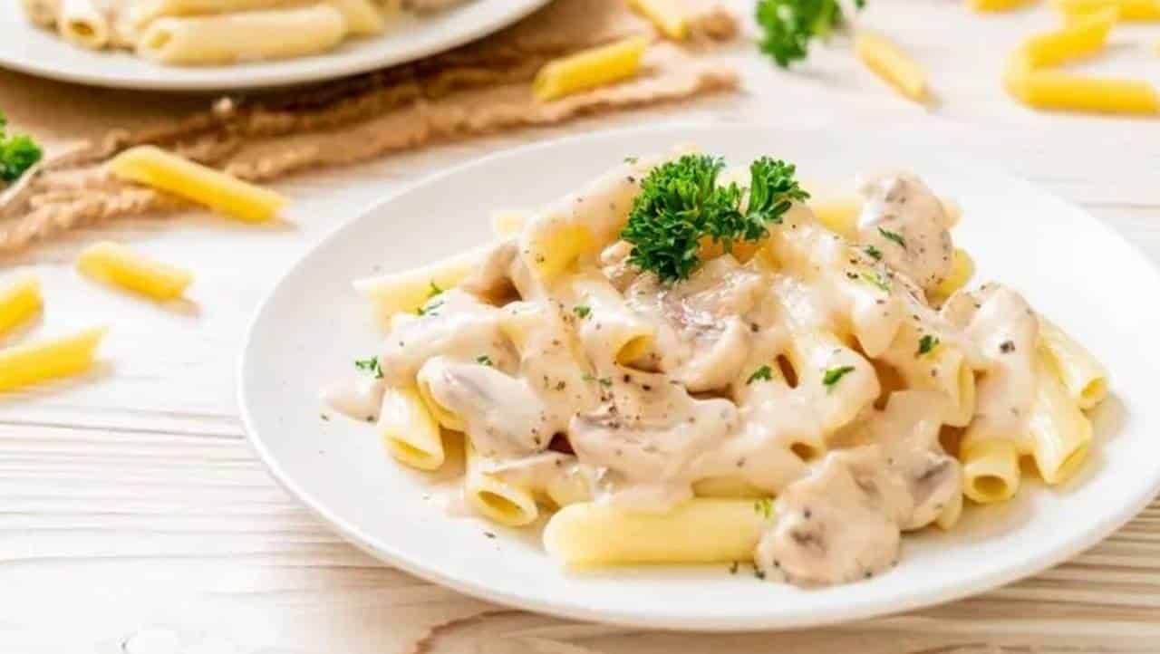 Receita fácil e saborosa de macarrão com molho, queijo e cogumelos