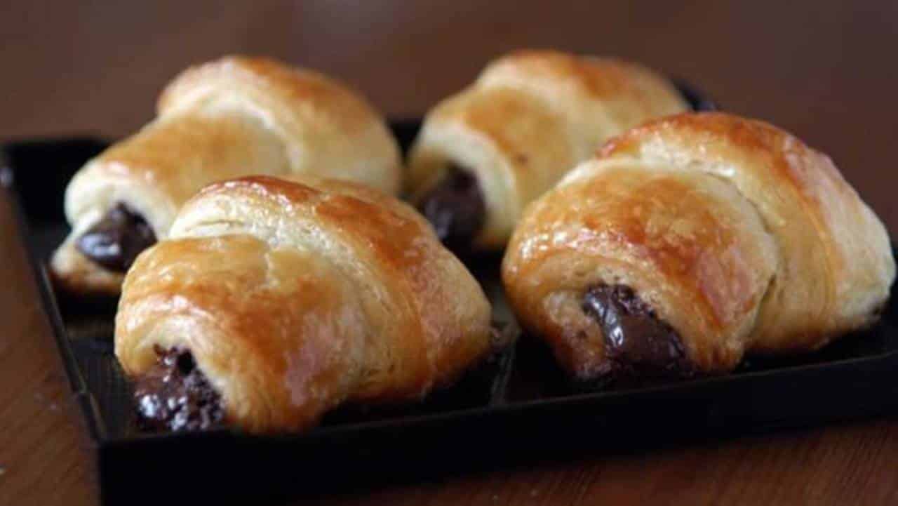 Receita rápida de croissants de chocolate ao leite na airfryer