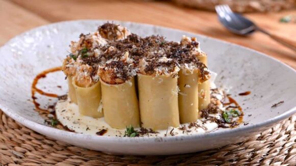 Rolos de macarrão recheados: uma receita diferente e deliciosa