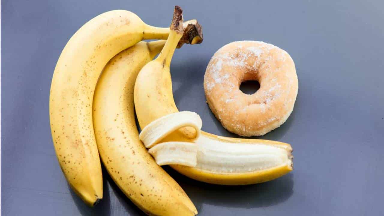 A banana possui muitos nutrientes que podem ser aproveitados em qualquer receita, como esses deliciosos donuts de banana fáceis de fazer