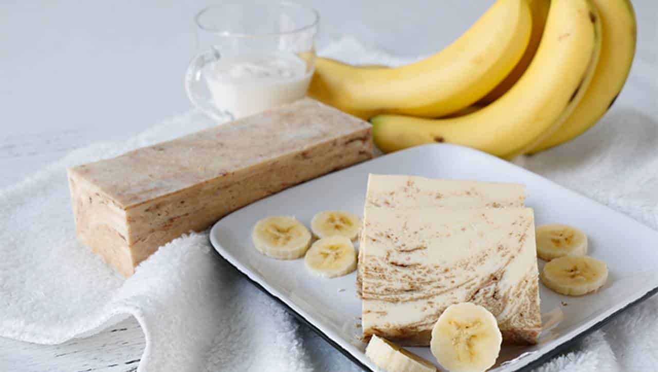 Sabonete caseiro de banana para limpar a pele e remover manchas