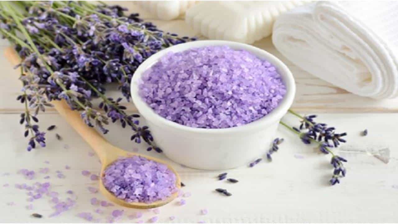 Como preparar sais de banho com lavanda para relaxar o corpo e a mente