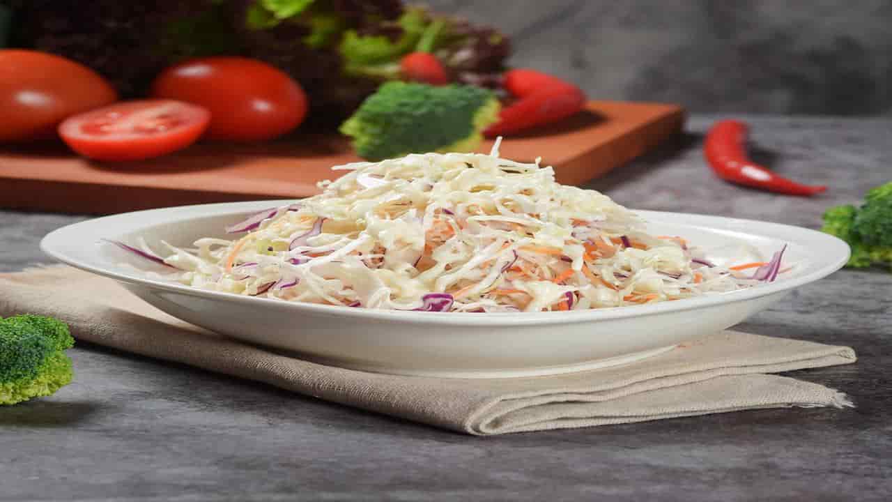 Esta salada de repolho cremosa se tornará sua preferida