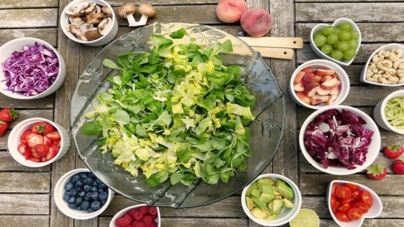 Camarão ao alho com salada, desfrute de uma receita fácil para o jantar