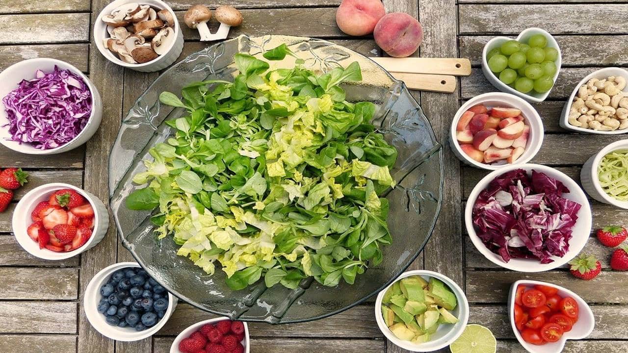 Aprenda a preparar uma deliciosa salada toscana com esta receita