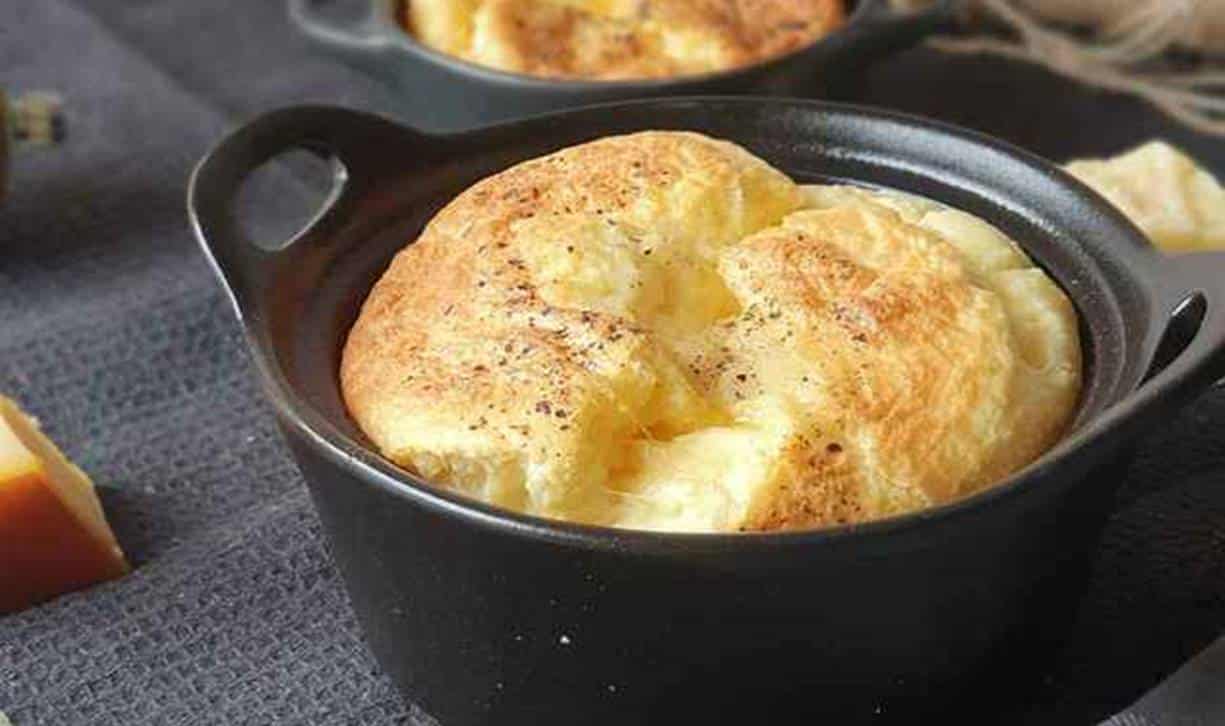 Suflê de queijo: receita fácil e deliciosa com os truques de um chefe