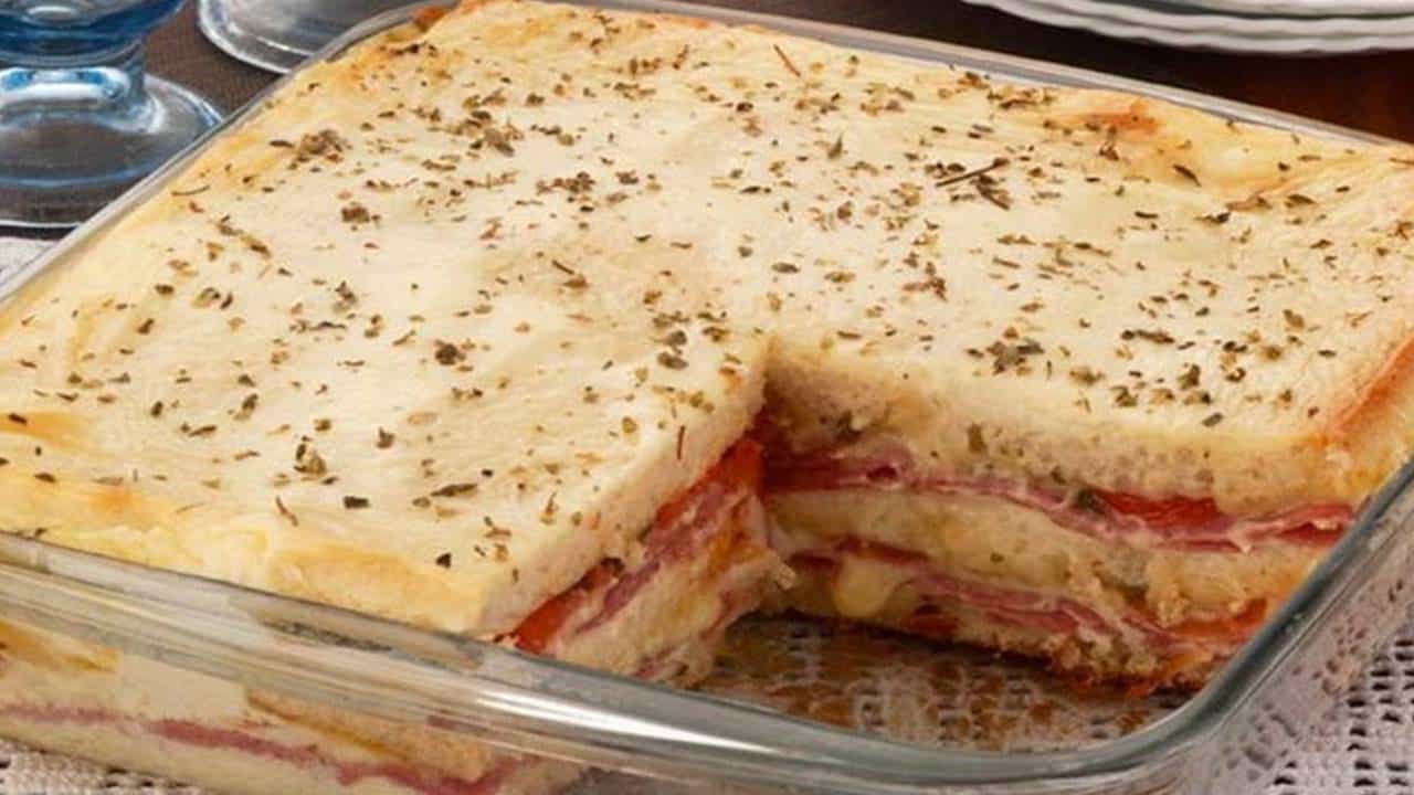 Aproveite essa receita de torta-sanduíche de forno para hora do lanche