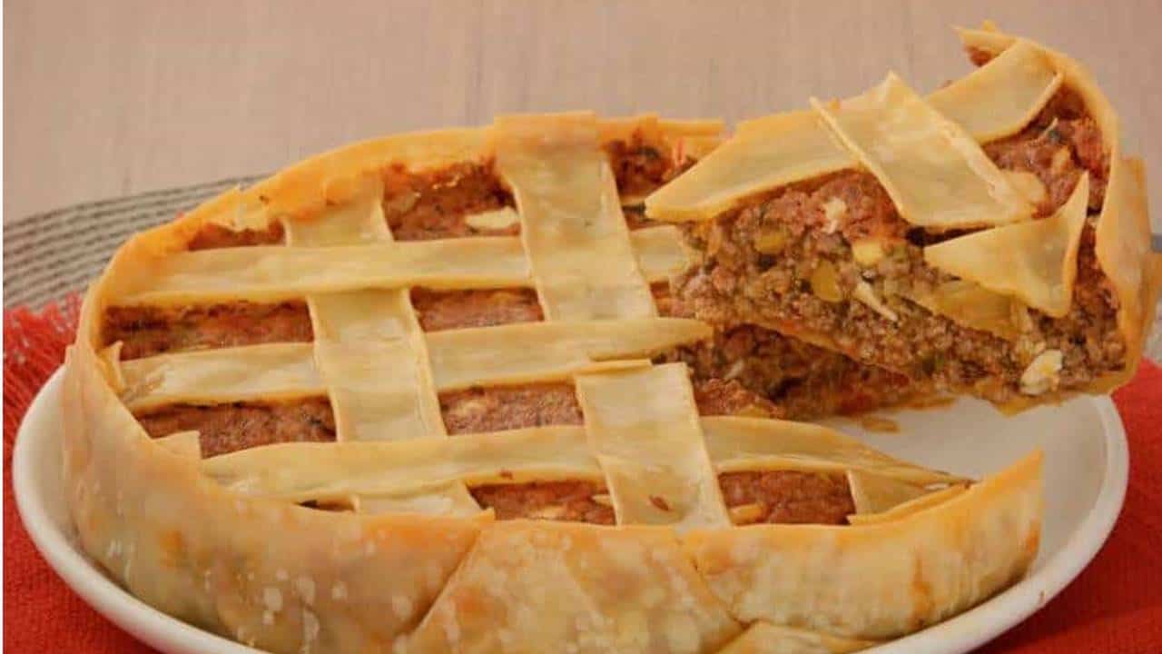 Veja como fazer uma deliciosa torta salgada com massa de pastel