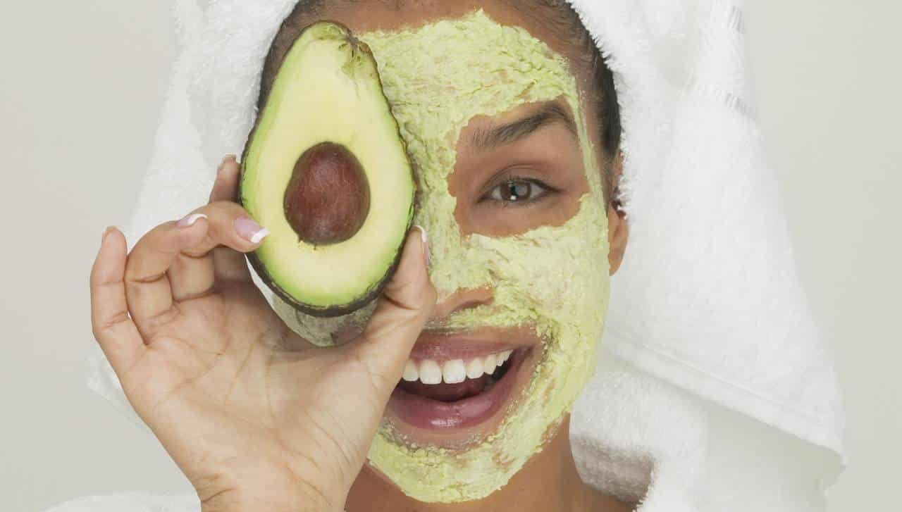 Abacate: 2 máscaras com está fruta para ter um rosto e cabelo radiantes