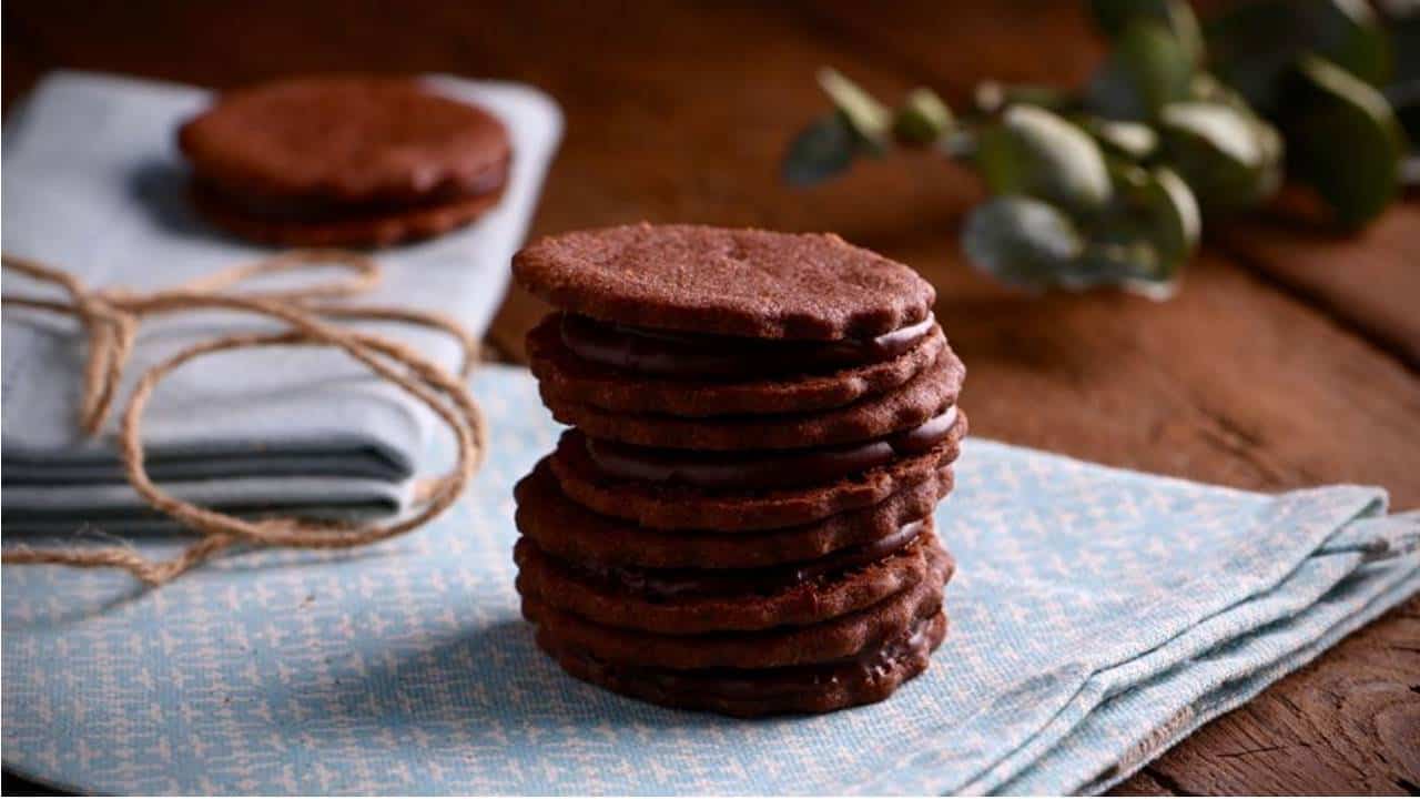 Receita fácil de biscoitos de chocolate recheados com avelã