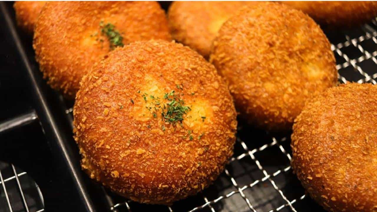 Receita fácil de croquetes saudáveis ​​de brócolis e cebola