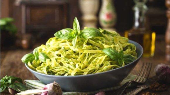 Macarrão pesto: um delicioso almoço em pouco tempo