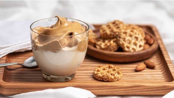 Sobremesa perfeita: mousse de café com cream cheese e biscoitos