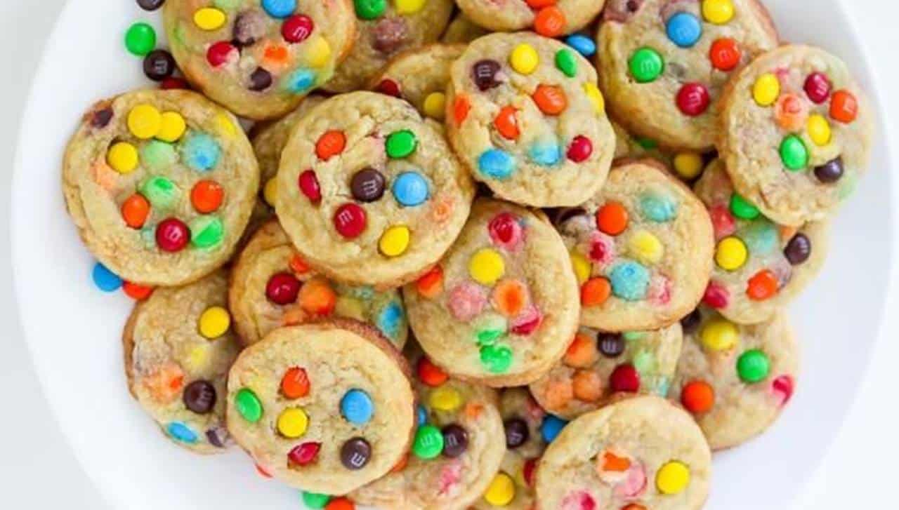 Aprenda a fazer deliciosos cookies com M&Ms para a sobremesa