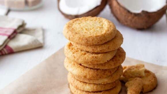 Biscoitos de coco com farinha integral para adoçar seu dia