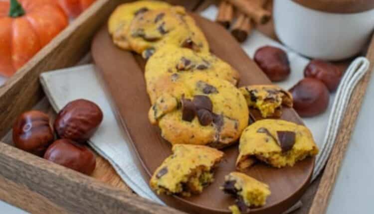 Se gosta de preparar biscoitos em casa e está procurando uma receita fácil, anote os passos destes feitos de abóbora com gotas de chocolate