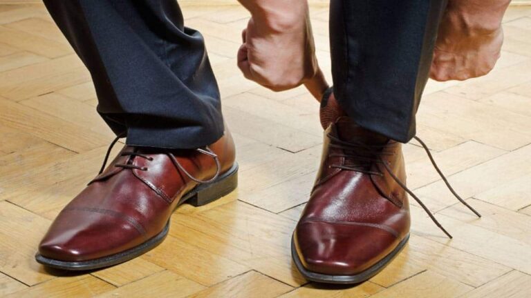 Como folgar sapatos novos quando estão muito apertados