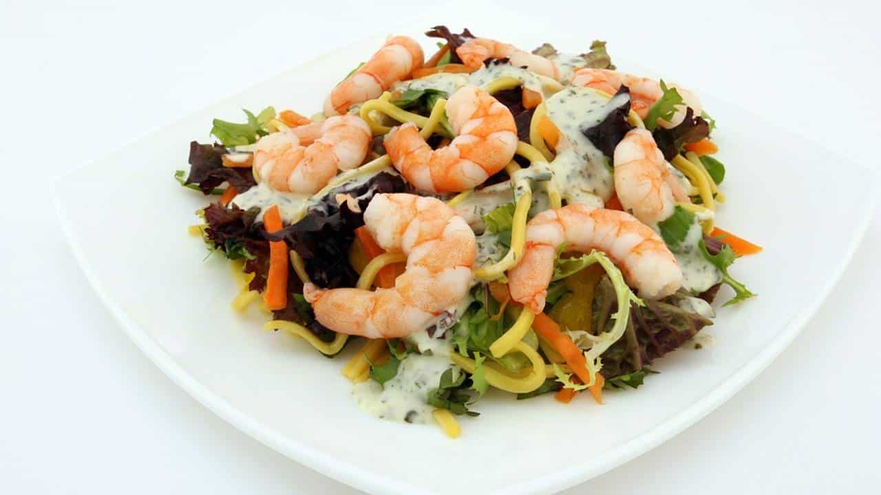 Fácil e saudável: Esta salada de camarão é maravilhosa 