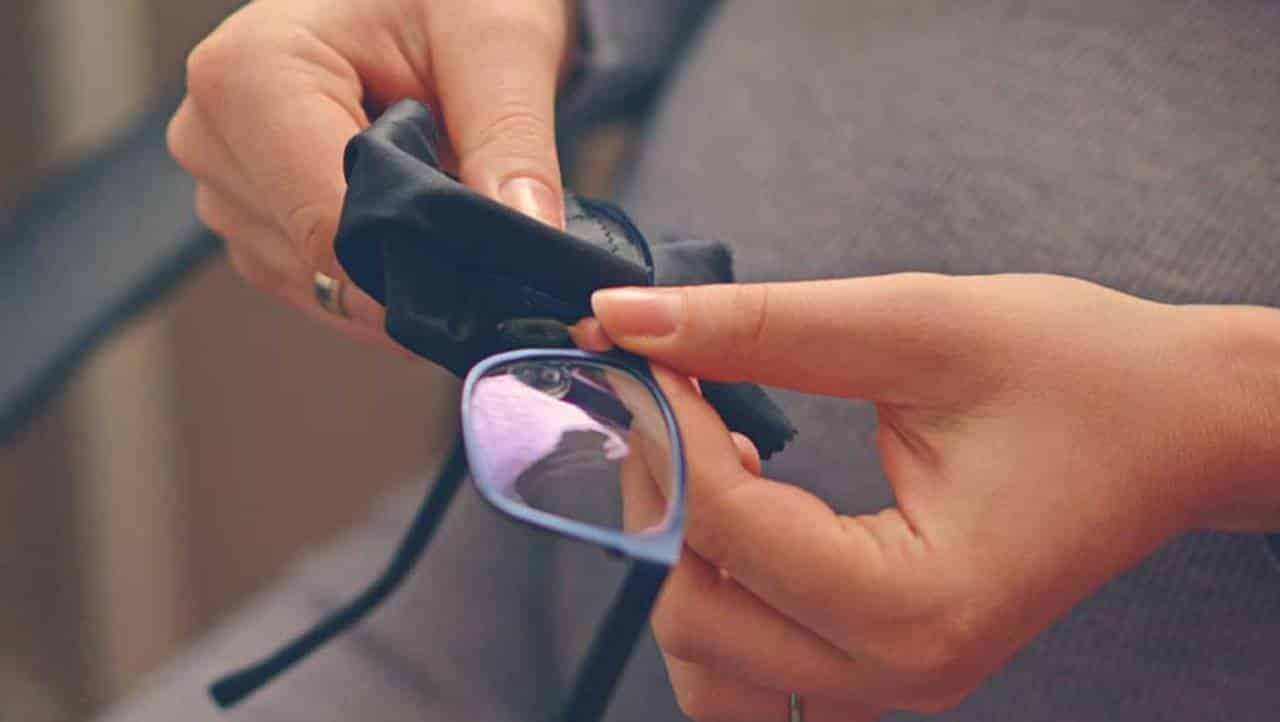 Descubra como fazer um limpador de lentes de óculos caseiro