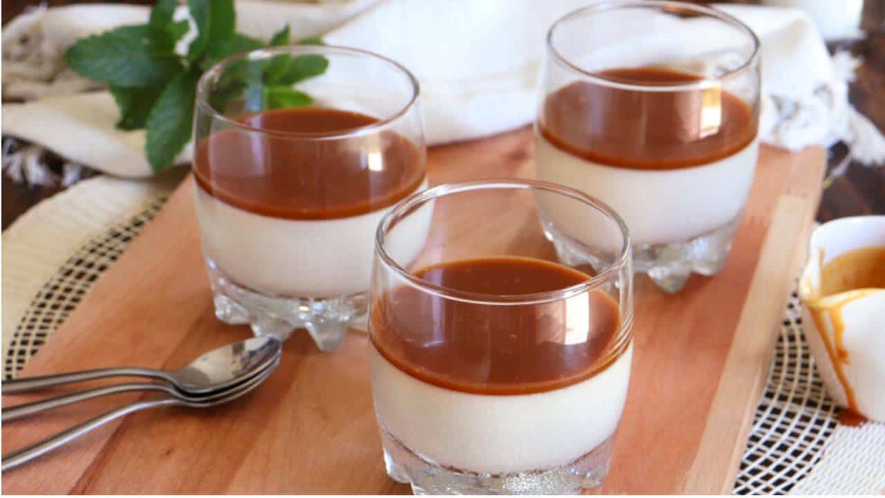 Panna Cotta com calda de caramelo: uma sobremesa fácil feita no copo