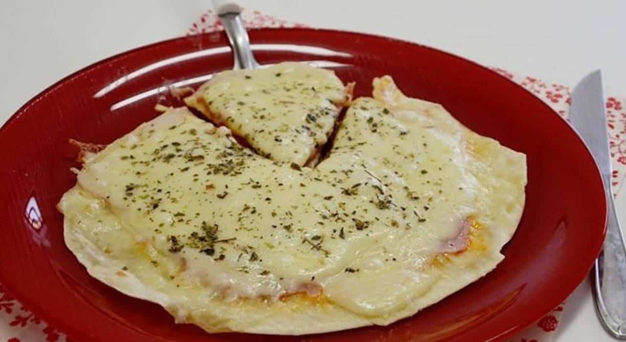 Pizza de frigideira feita com massa de pastel