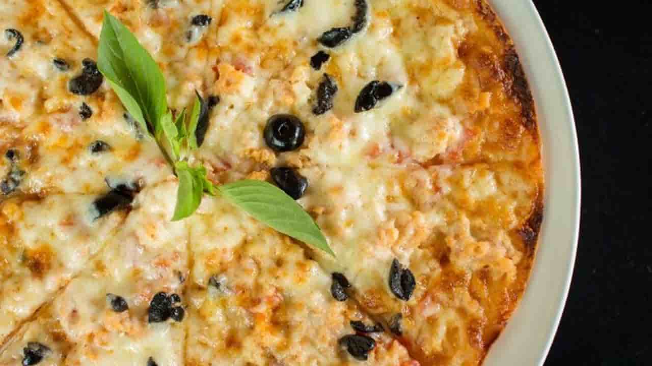 Aprenda a preparar uma deliciosa pizza caseira de couve-flor com três queijos