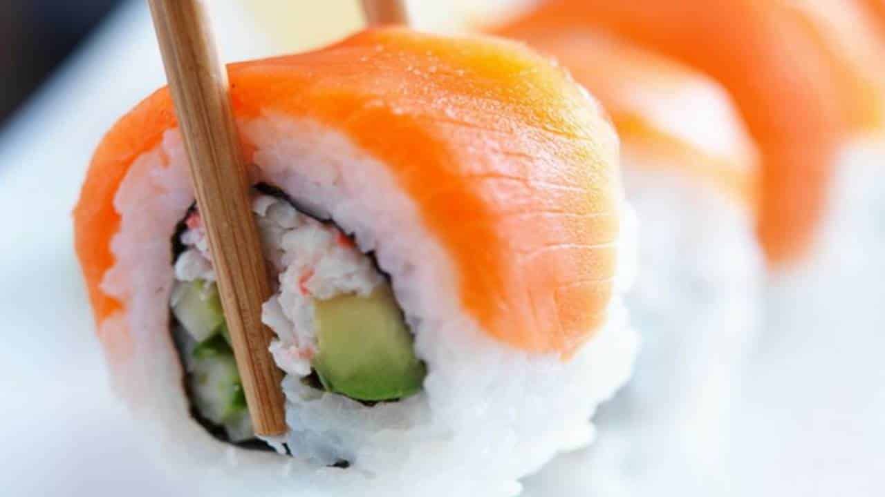 Sushi é um dos pratos mais populares do mundo, por isso trazemos uma receita fácil de sushi que você vai adorar