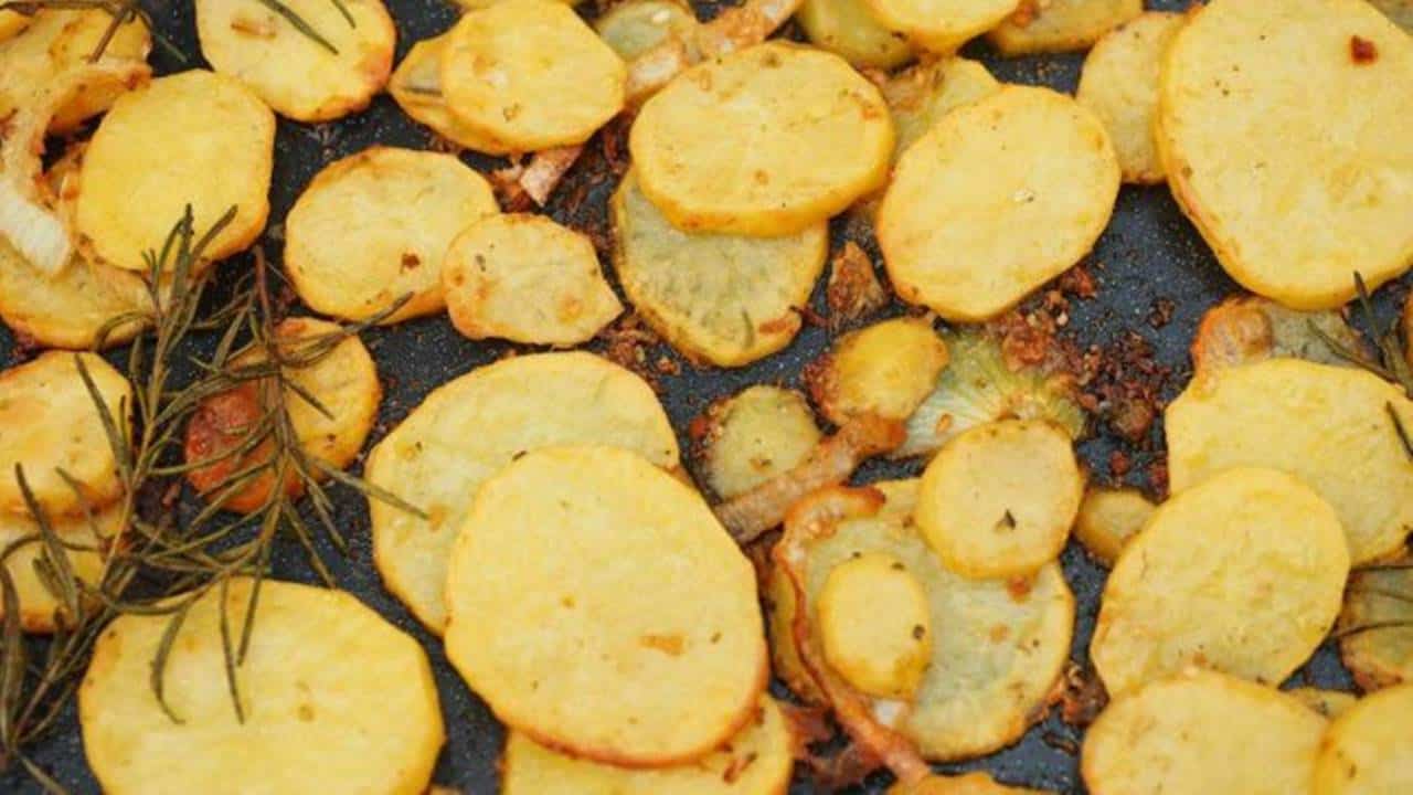 Receita de batatas temperadas assadas, deliciosas e fáceis de preparar