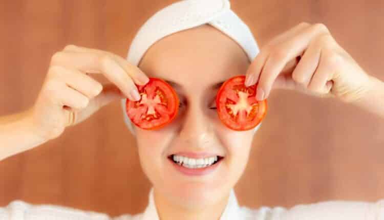 Saiba por que usar um tratamento com tomate à noite é bom para pele