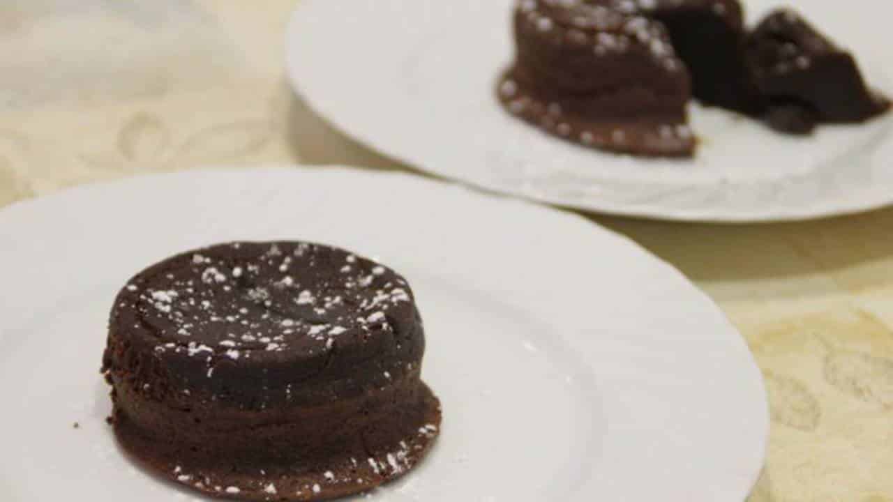 Vulcão de chocolate com calda de caramelo: receita fácil e espetacular