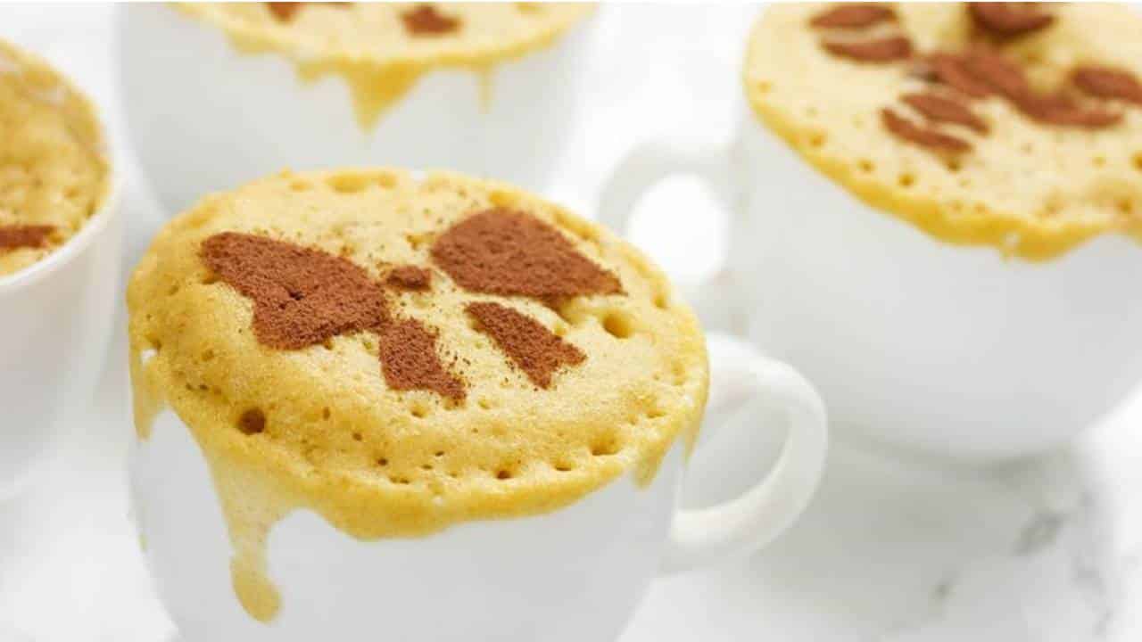 Bolo de baunilha e coco feito na xícara