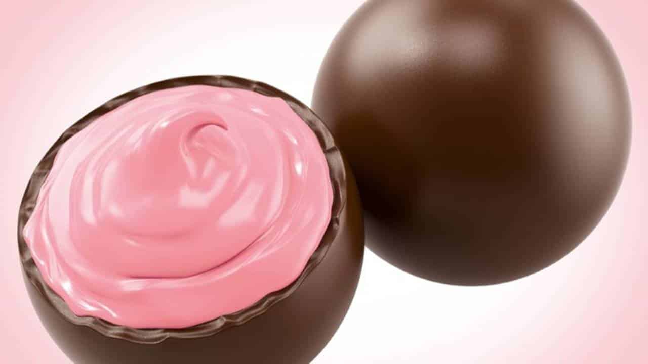 Bombons de chocolate recheados com iogurte de morango