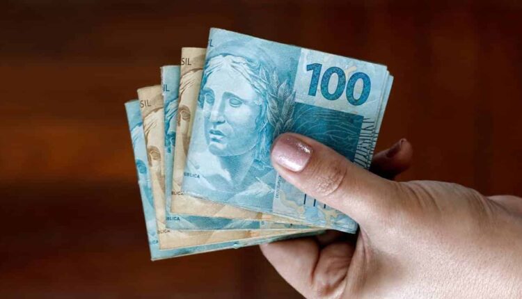 Dinheiro: governo libera mais de R$ 2.400 para grupo de brasileiros