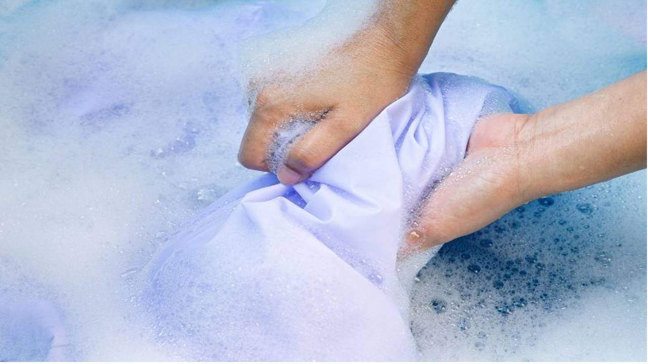 Mistura caseira para deixar suas roupas brancas na hora de lavá-las