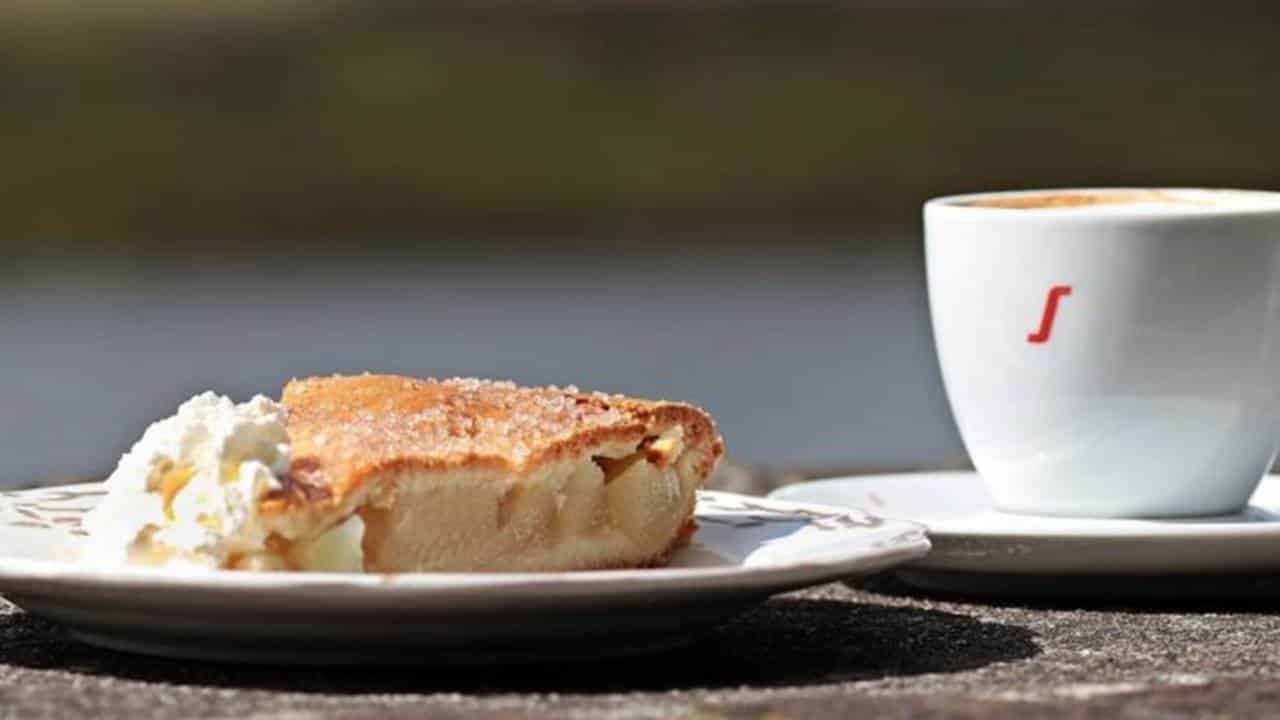 Aprenda a preparar uma torta de maçã, abacaxi e iogurte muito fácil