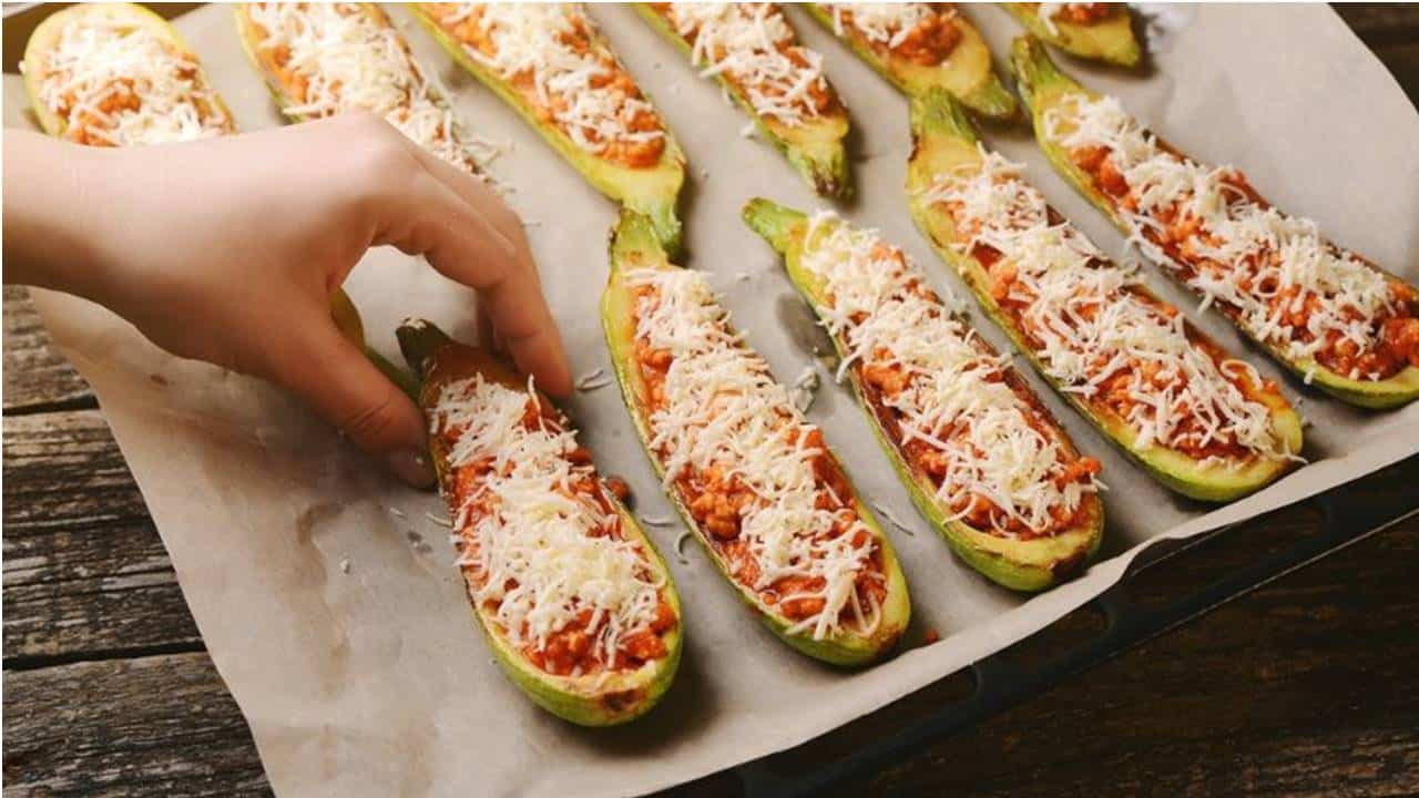 Almoço saudável: prepare uma abobrinha recheada com legumes