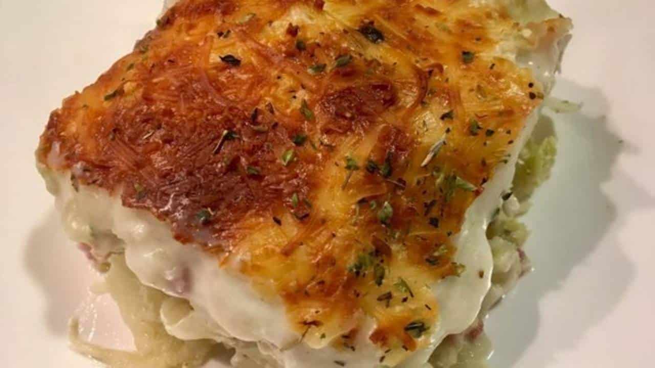 Receita de repolho com queijo gratinado para um almoço delicioso