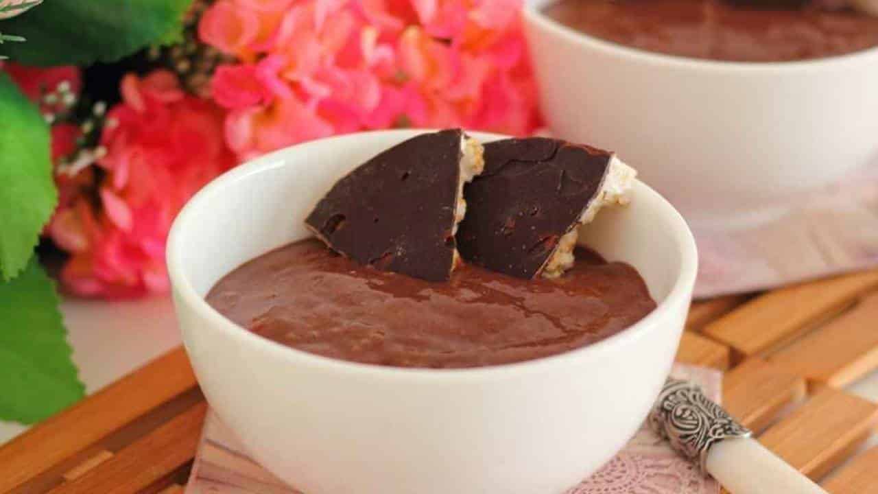 Creme caseiro de chocolate leve e delicioso para sobremesa em 5 minutos