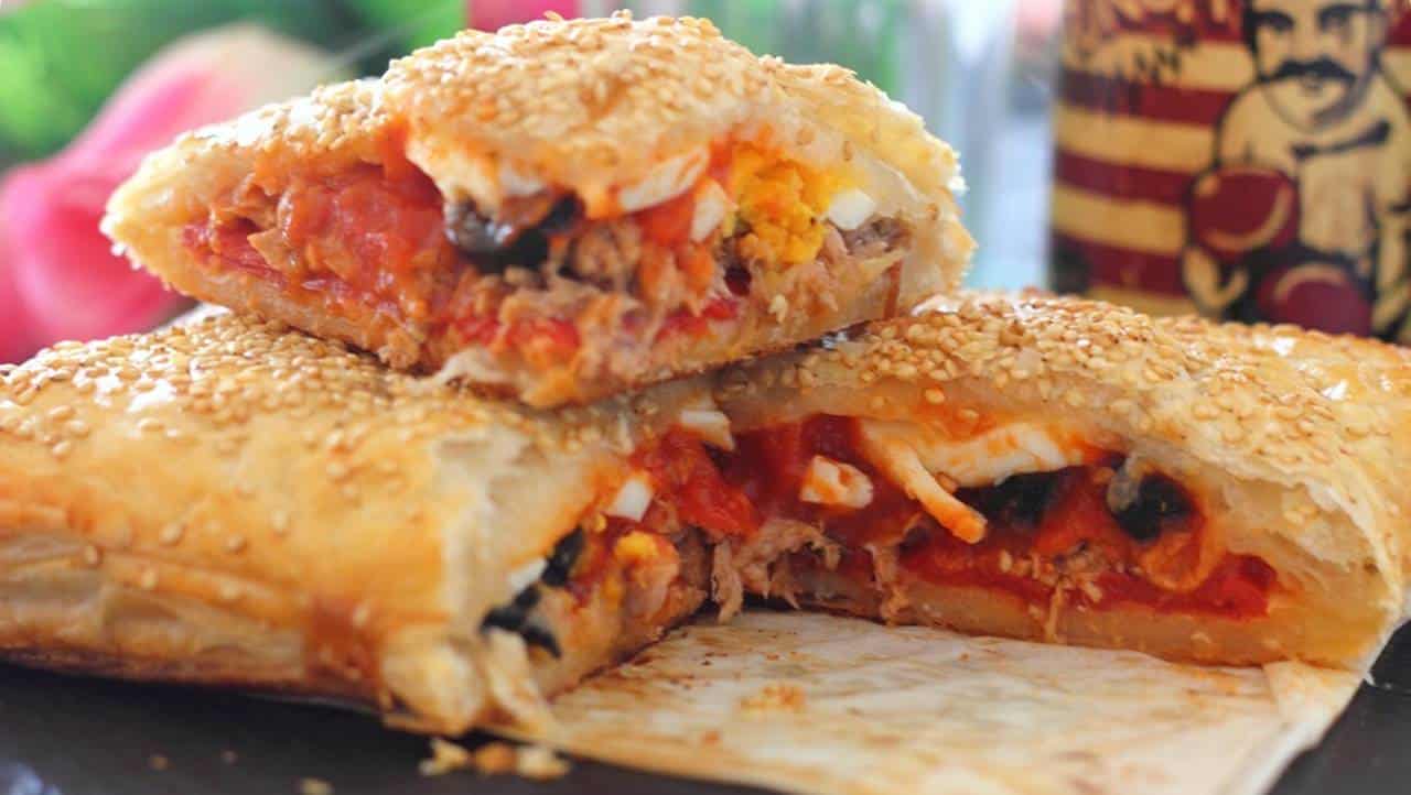 Empanada fácil de atum com tomate: uma receita fácil com passo a passo