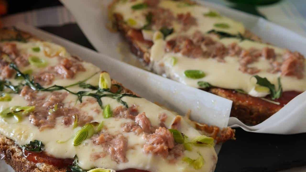 Experimente estas deliciosas de torradas recheadas com atum e queijo