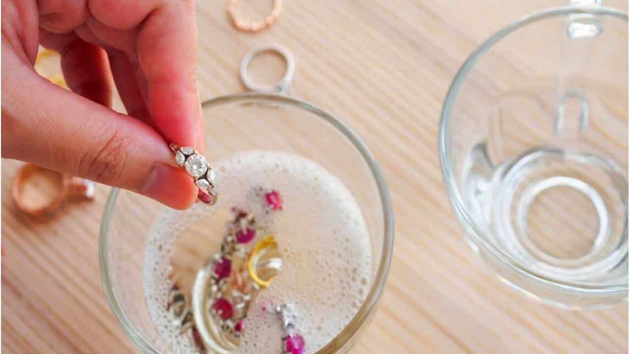 3 maneiras de limpar suas bijuterias com ingredientes naturais