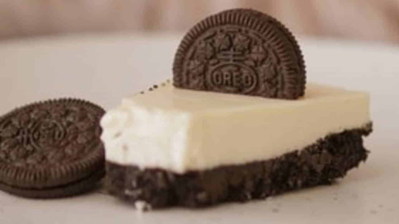 Receita de bolo de chocolate preto e branco com Oreo sem forno