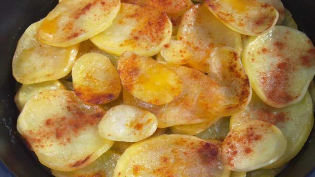 Receita deliciosa e fácil para preparar batatas assadas bem crocantes