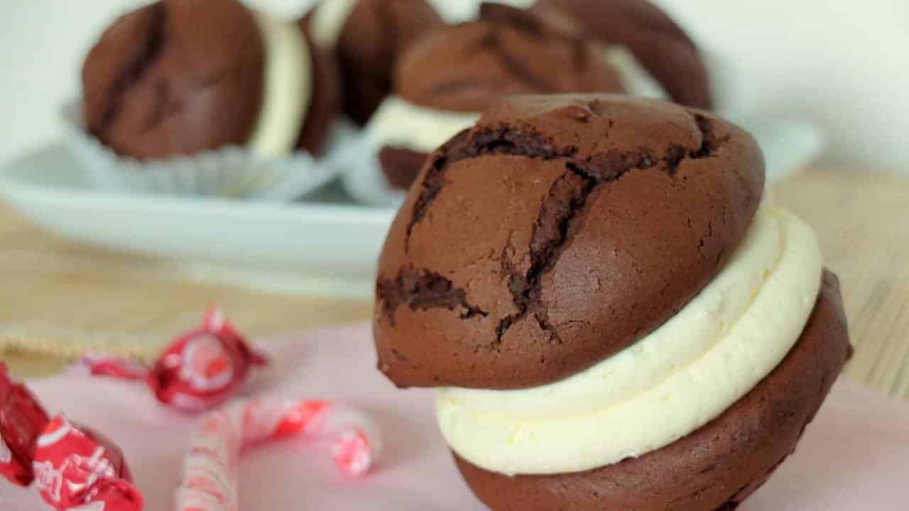 Receita fácil de bolinhos de chocolate recheados com creme de baunilha