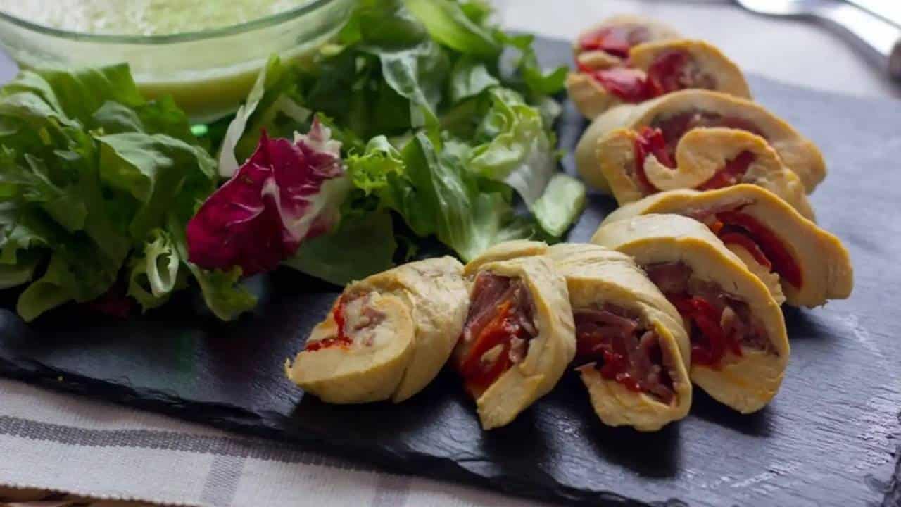 Receita fácil de peito de frango recheado com presunto, queijo e pimentão