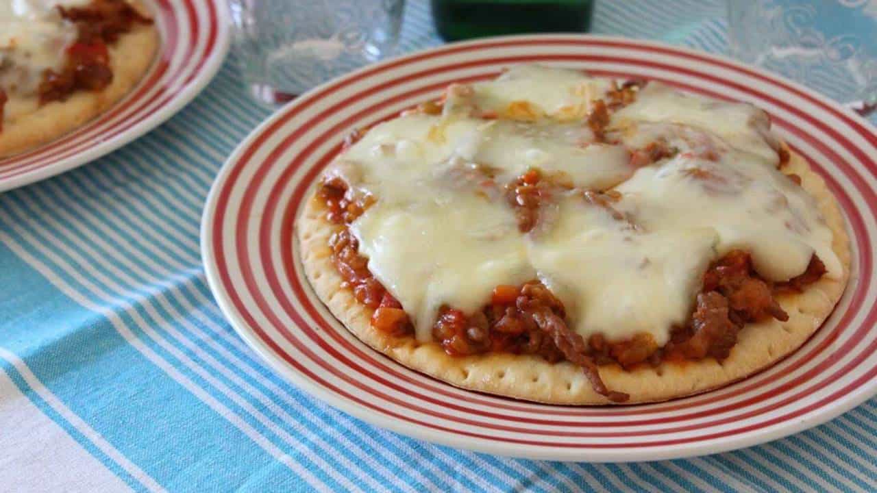 Receita fácil de pizza à bolonhesa sem glúten: veja o passo a passo