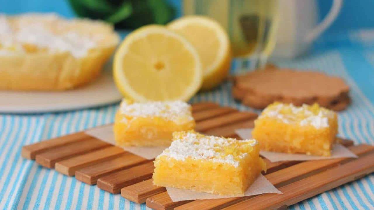 Receita fácil e rápida de bolo de limão recheado feito no micro-ondas