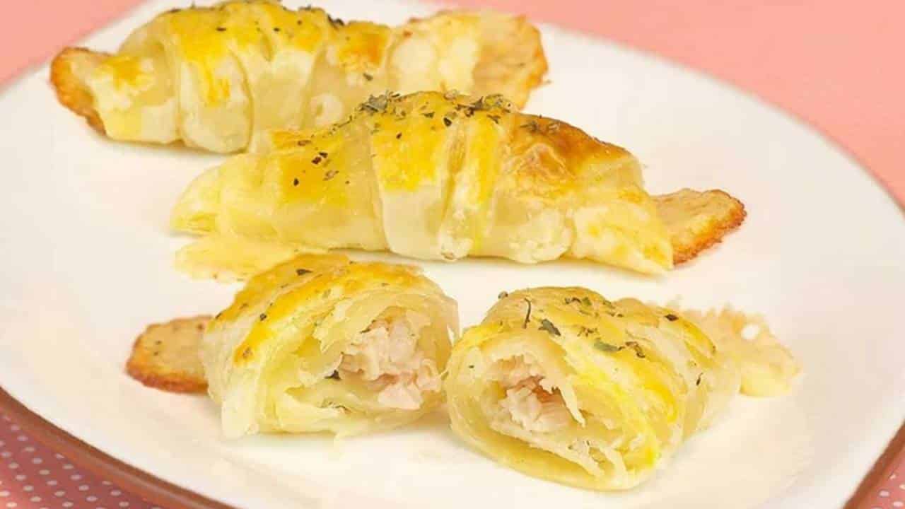 Salgados deliciosos de frango com queijo e massa folhada caseira